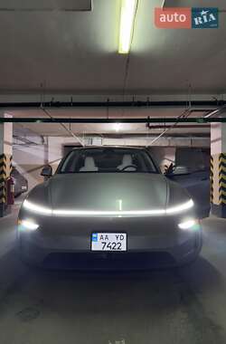 Tesla Model Y  2025