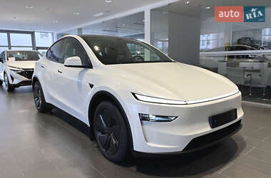 Tesla Model Y  2025