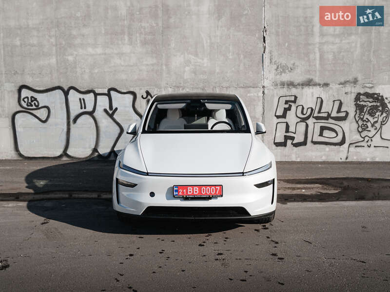 Tesla Model Y 2025