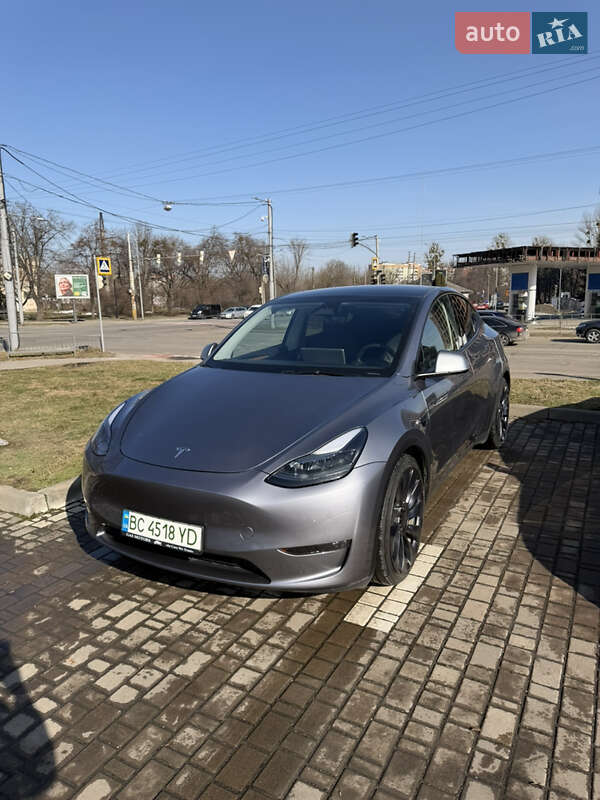 Tesla Model Y 2024