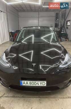 Tesla Model Y  2025