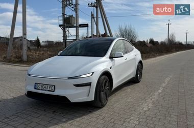 Tesla Model Y  2025