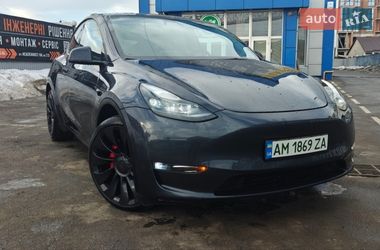 Tesla Model Y  2024