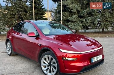 Tesla Model Y  2025
