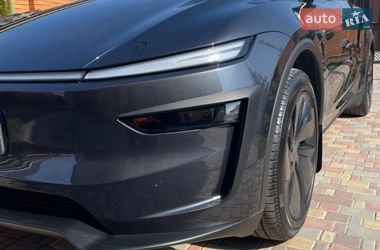 Tesla Model Y  2025