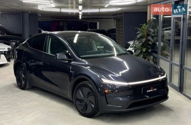 Tesla Model Y 2025