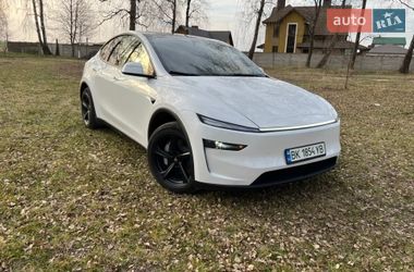 Tesla Model Y  2025