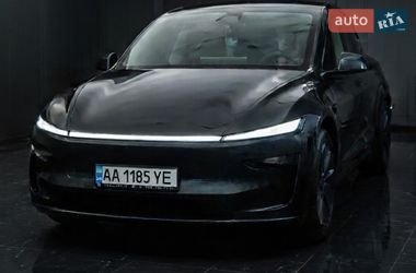 Tesla Model Y 2025