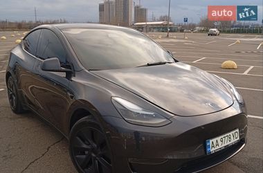 Tesla Model Y 2025