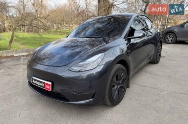 Tesla Model Y  2025