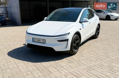 Tesla Model Y  2025
