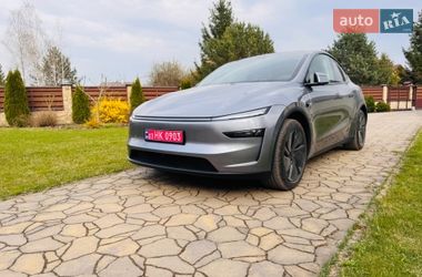 Tesla Model Y  2025