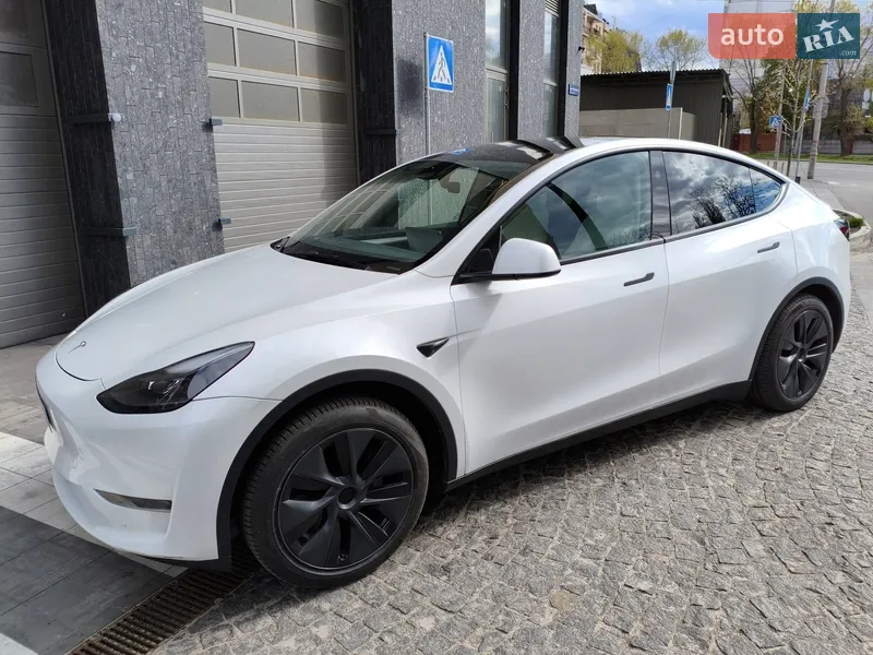Tesla Model Y 2025