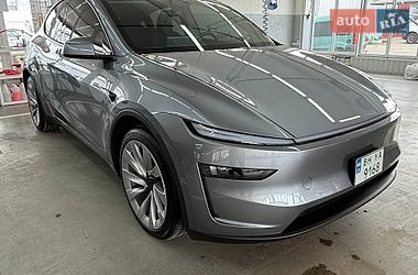 Tesla Model Y  2025