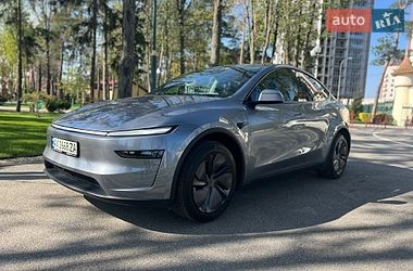 Tesla Model Y  2025