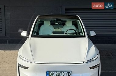 Tesla Model Y  2025