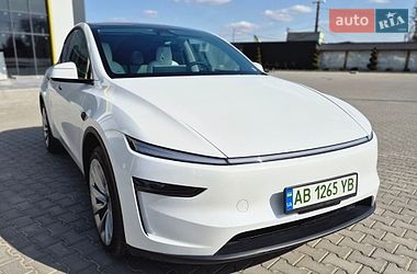 Tesla Model Y  2025