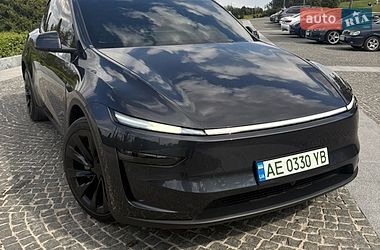 Tesla Model Y  2025