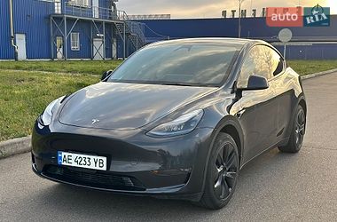 Tesla Model Y  2024