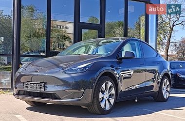 Tesla Model Y  2024