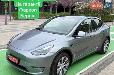 Tesla Model Y  2024