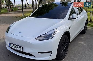 Tesla Model Y  2025