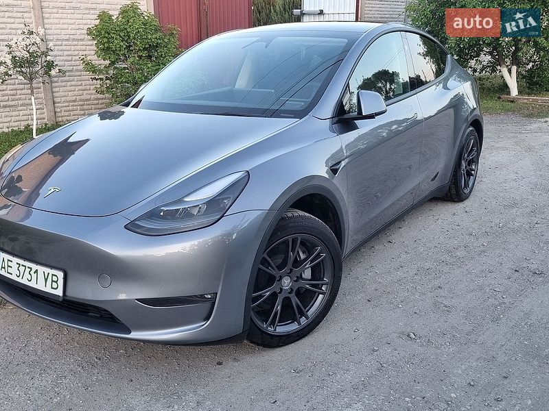 Tesla Model Y 2025