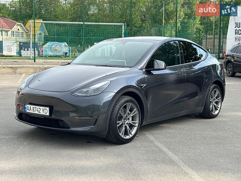 Tesla Model Y 2024