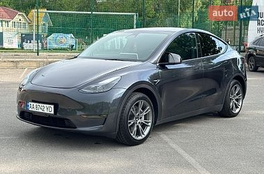 Tesla Model Y  2024