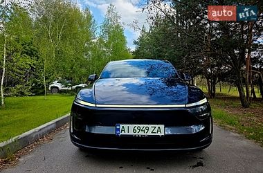 Tesla Model Y  2025