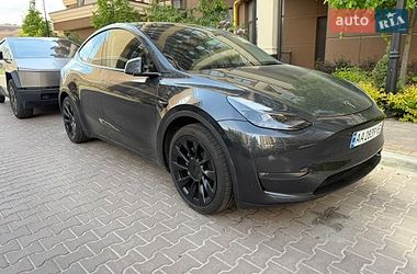 Tesla Model Y  2024