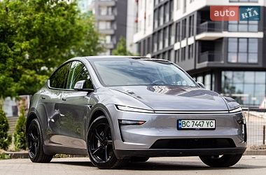 Tesla Model Y  2025