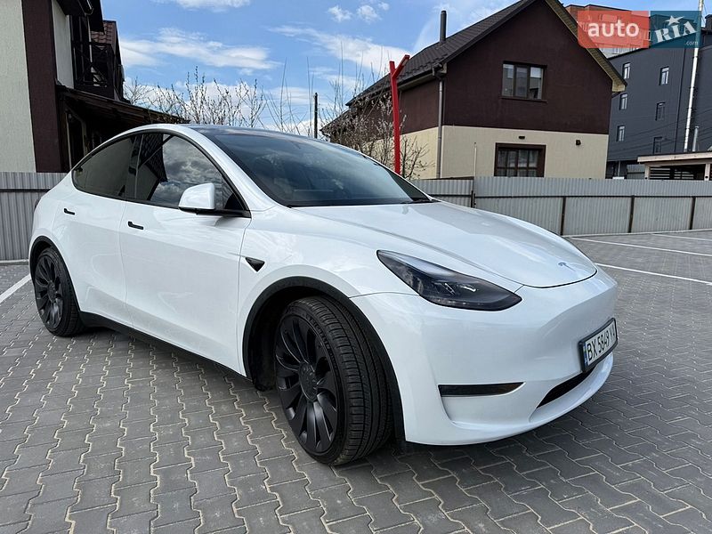 Tesla Model Y 2024