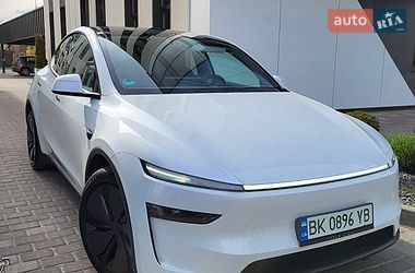 Tesla Model Y  2025