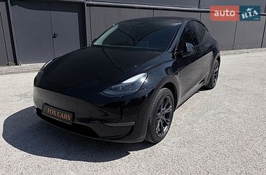 Tesla Model Y  2025
