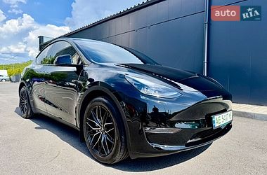 Tesla Model Y  2025