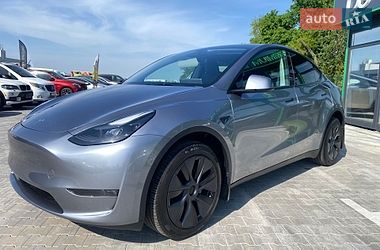 Tesla Model Y  2024