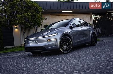 Tesla Model Y  2025