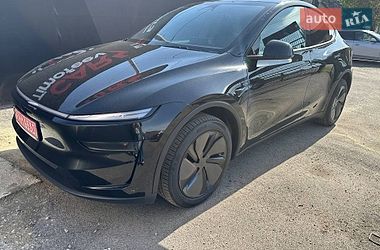 Tesla Model Y  2025