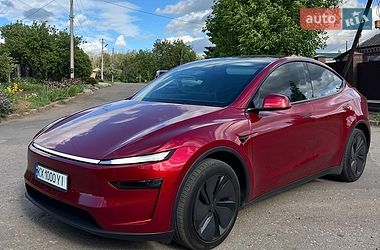 Tesla Model Y  2025