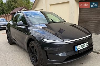 Tesla Model Y  2025
