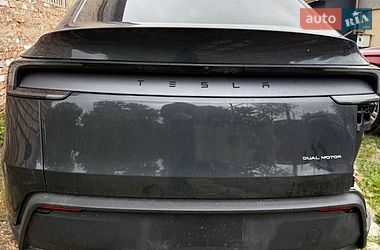 Tesla Model Y  2025