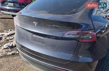 Tesla Model Y  2025