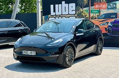 Tesla Model Y  2024