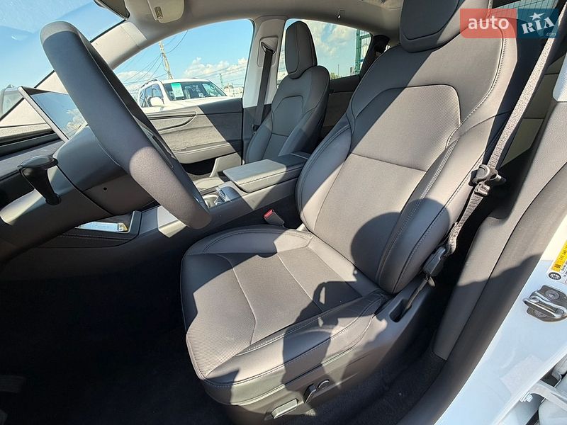 Внедорожник / Кроссовер Tesla Model Y 2025 в Киеве