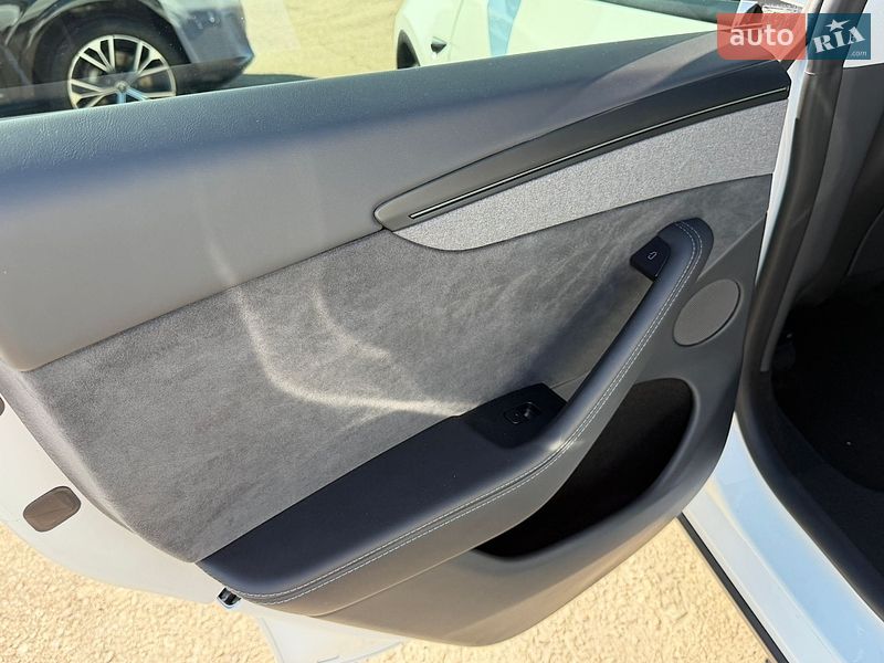 Внедорожник / Кроссовер Tesla Model Y 2025 в Киеве