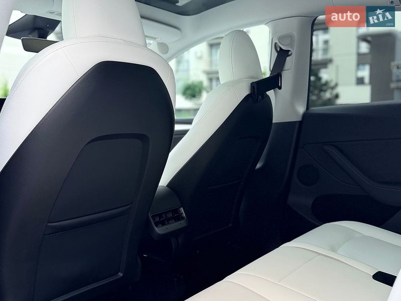 Внедорожник / Кроссовер Tesla Model Y 2024 в Ивано-Франковске