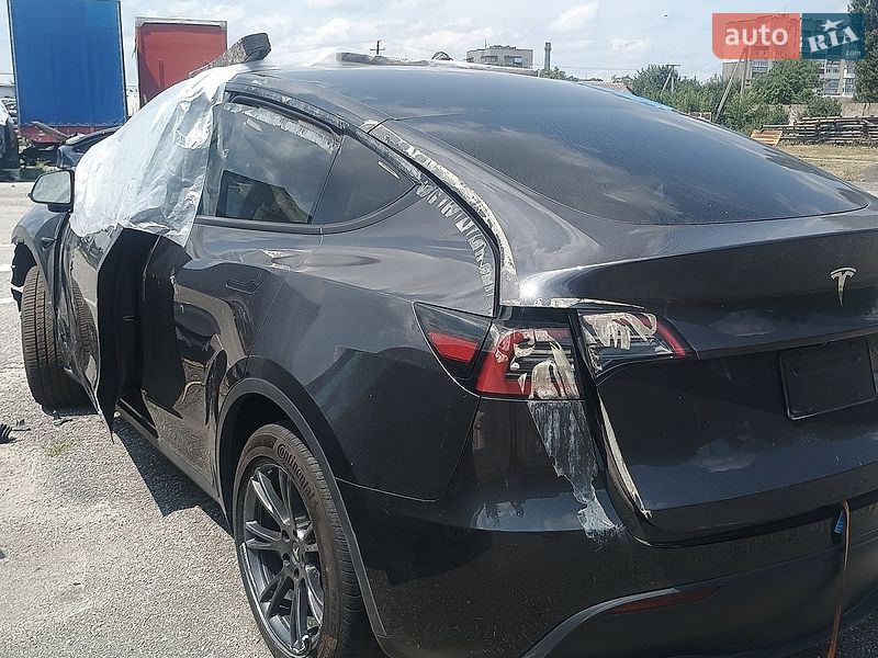 Tesla Model Y 2025
