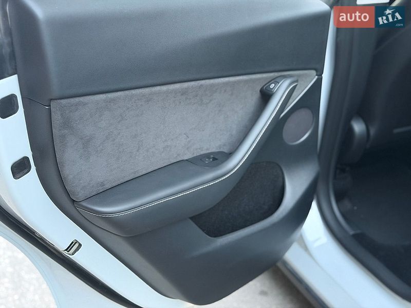 Позашляховик / Кросовер Tesla Model Y 2023 в Дніпрі фото 17 Позашляховик / Кросовер Tesla Model Y 2023 в Дніпрі