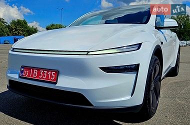 Tesla Model Y  2025